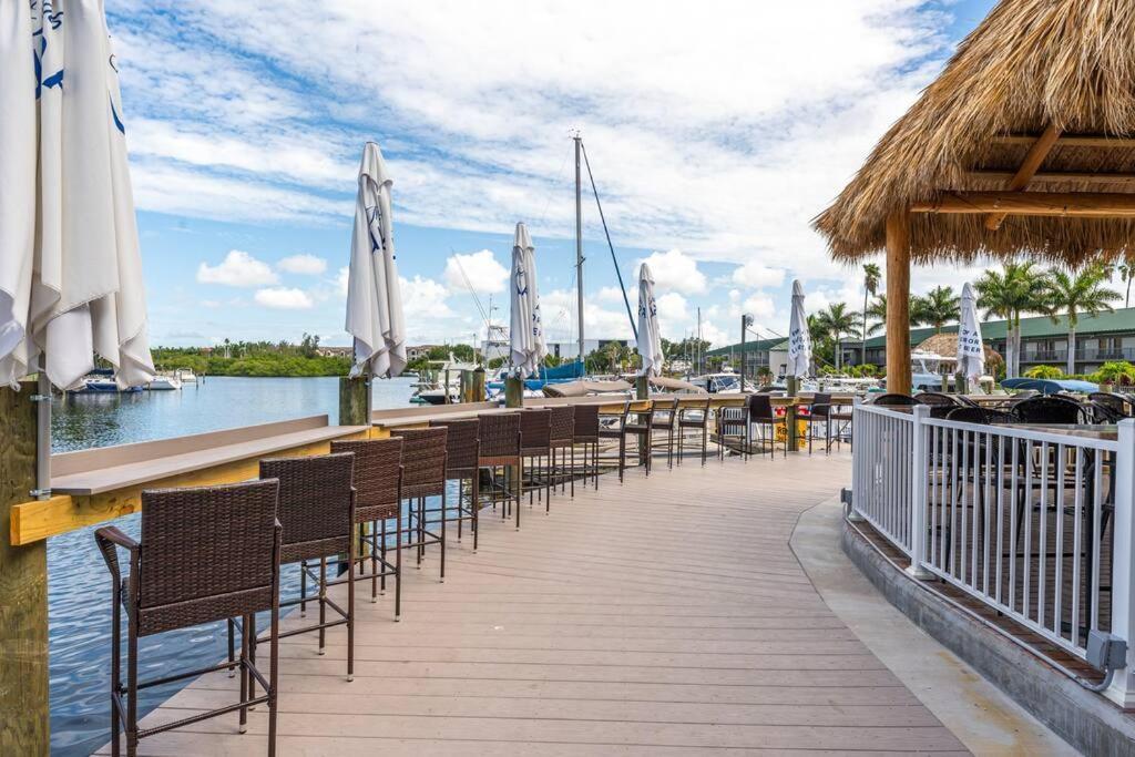 Апартаменты Waterfront, Pool, Tiki Bar & Grill, Gym, Location! Сарасота Экстерьер фото