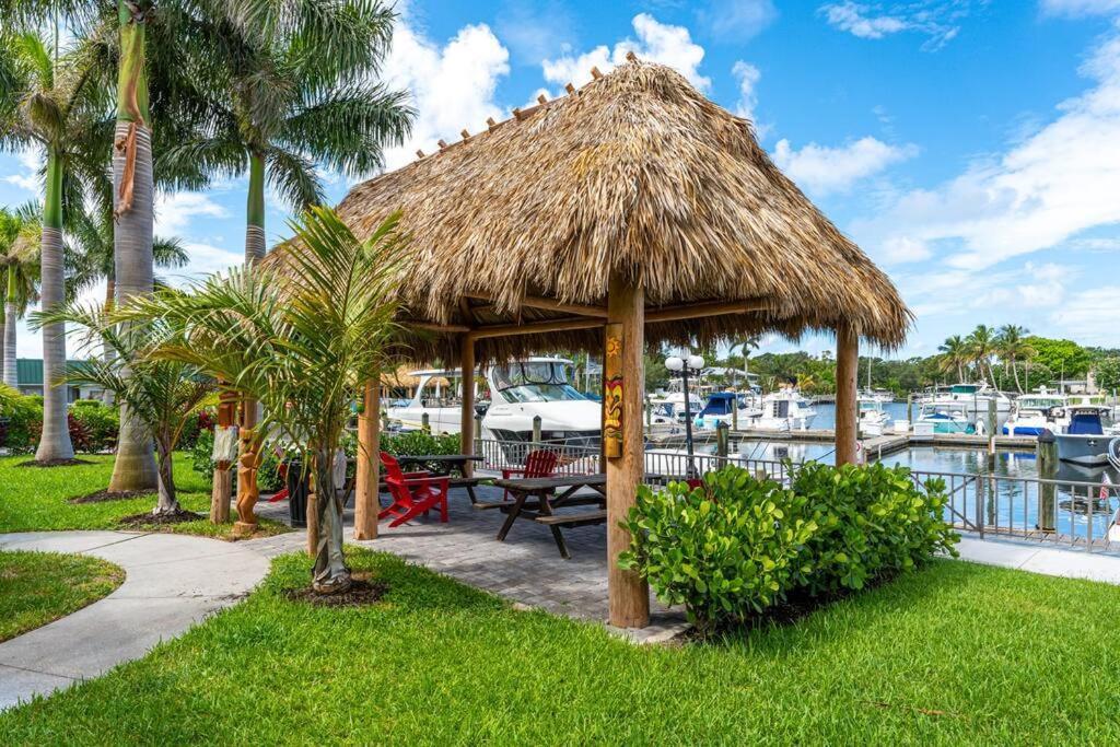 Апартаменты Waterfront, Pool, Tiki Bar & Grill, Gym, Location! Сарасота Экстерьер фото