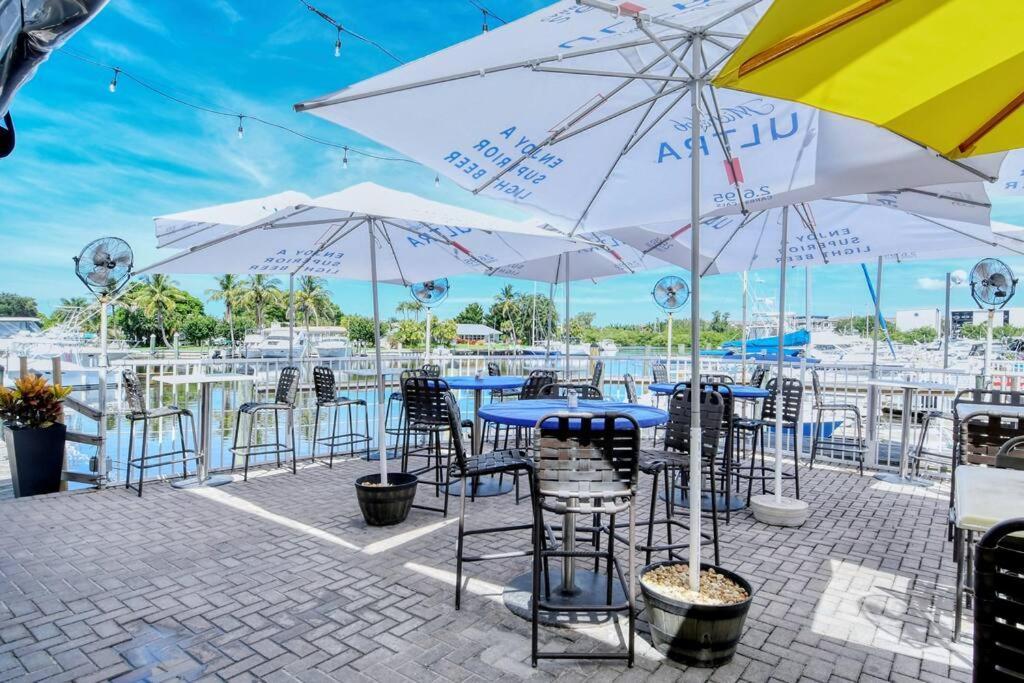 Апартаменты Waterfront, Pool, Tiki Bar & Grill, Gym, Location! Сарасота Экстерьер фото