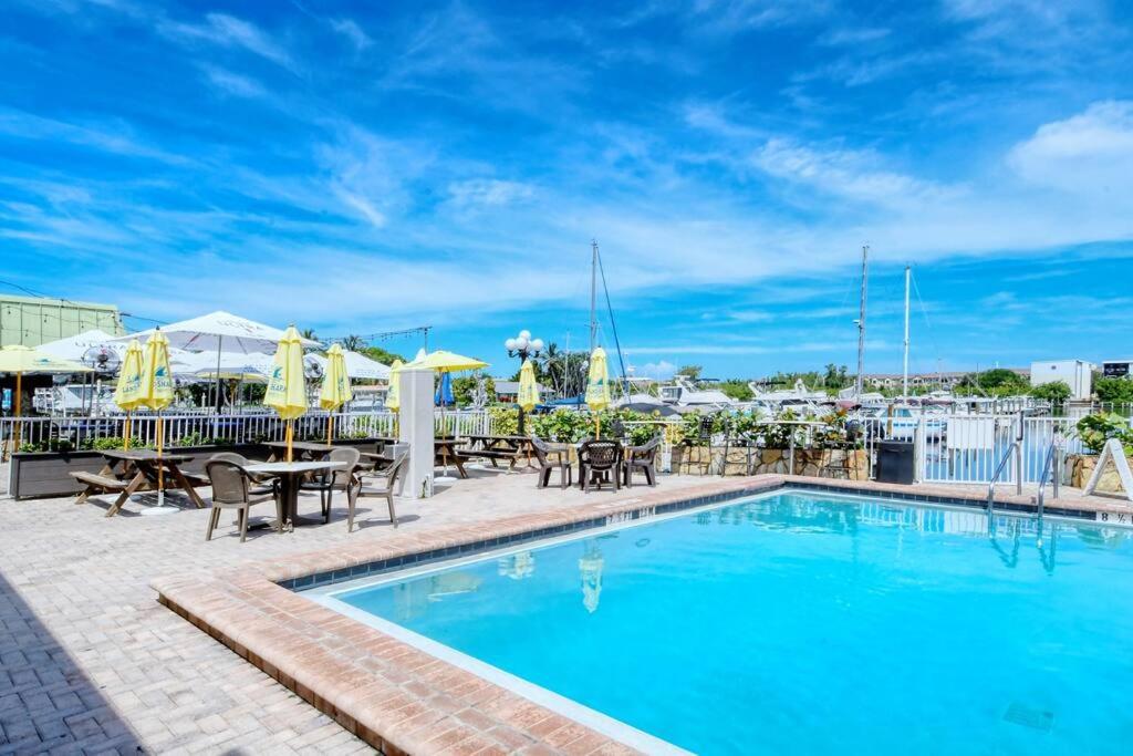 Апартаменты Waterfront, Pool, Tiki Bar & Grill, Gym, Location! Сарасота Экстерьер фото