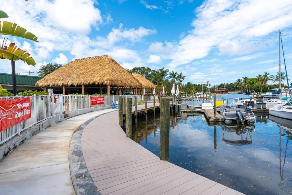 Апартаменты Waterfront, Pool, Tiki Bar & Grill, Gym, Location! Сарасота Экстерьер фото